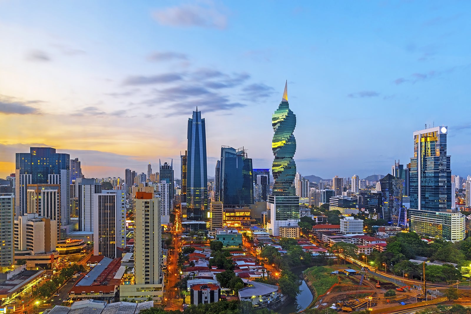 Panorama urbano de Panamá: rascacielos, Canal de Panamá y cultura vibrante